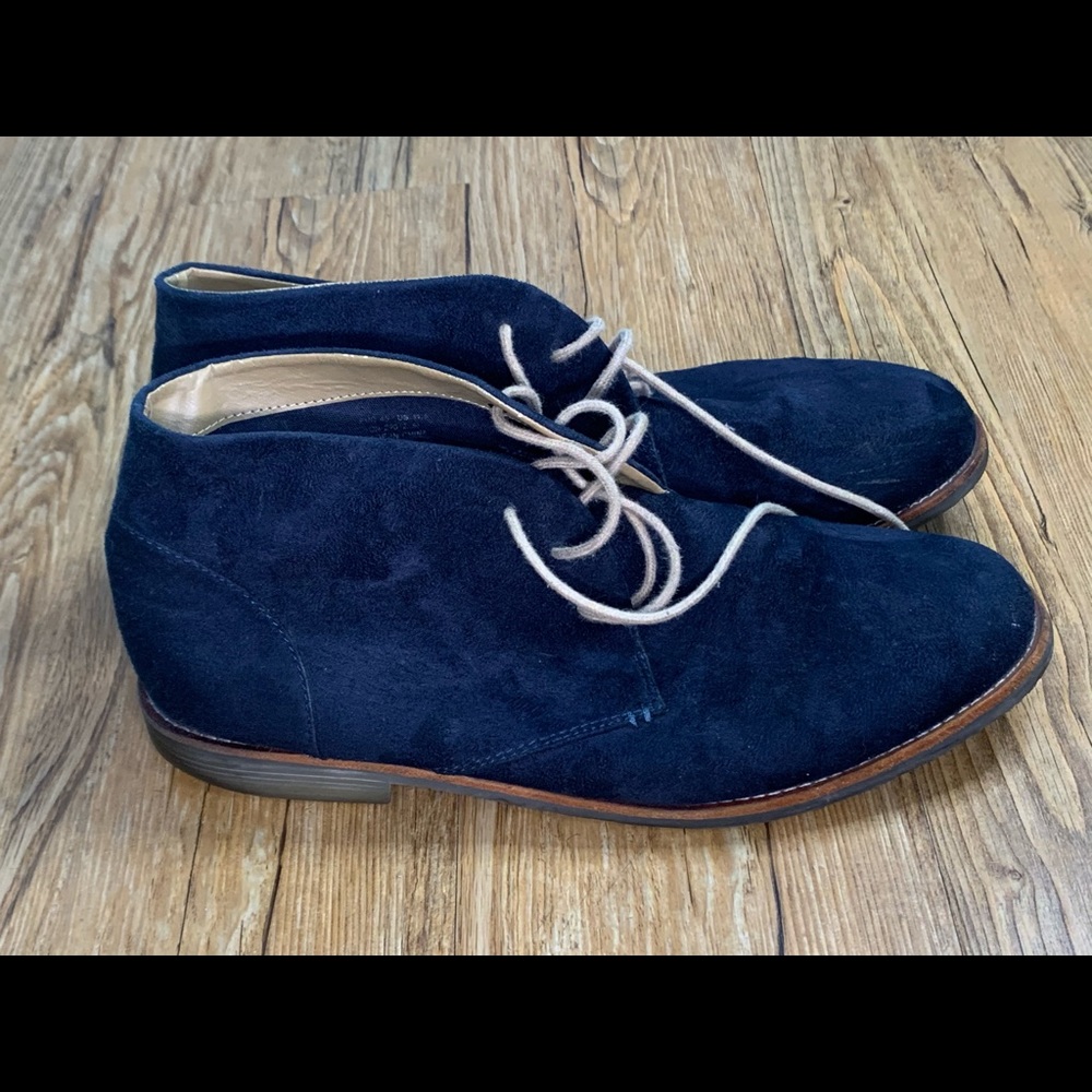 Blue velvety chukka boots